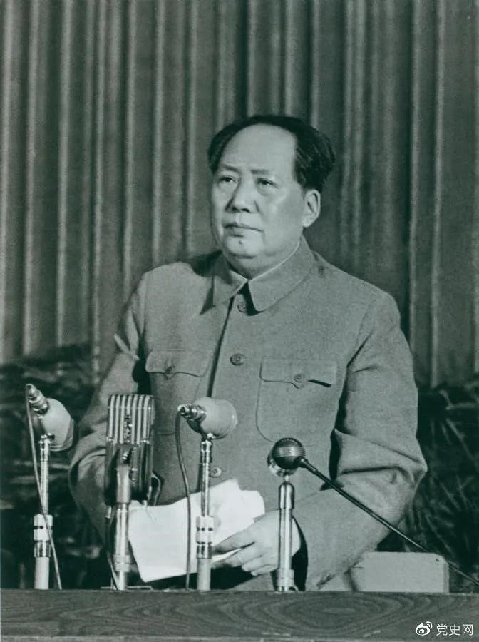 　　1957年2月27日，毛澤東在最高國務(wù)會(huì)議第十一次（擴(kuò)大）會(huì)議上發(fā)表《如何處理人民內(nèi)部的矛盾》（后改為《關(guān)于正確處理人民內(nèi)部矛盾的問題》）講話。