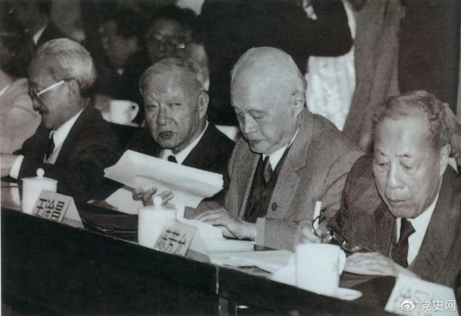 1986年3月，由4位老科學(xué)家倡議，經(jīng)鄧小平批示，中國制定實施了高技術(shù)研究發(fā)展計劃。圖為“863”計劃的4位倡導(dǎo)人王大珩（左2）、王淦昌（左3）、楊嘉墀（左1）、陳芳允（左4）。