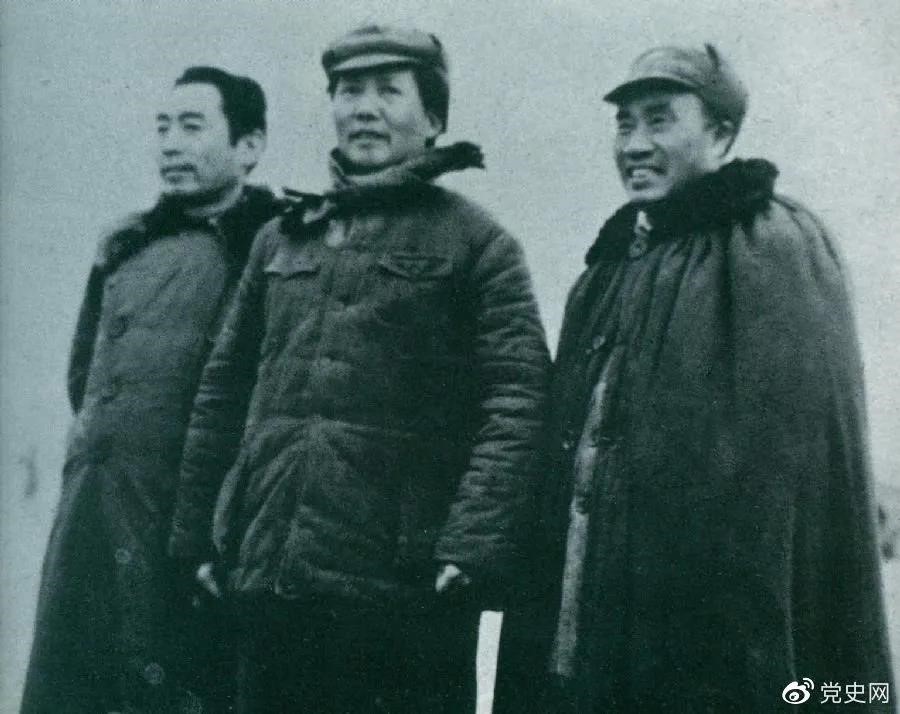 1946年3月4日，毛澤東和朱德、周恩來在延安機(jī)場。