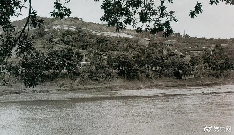 1935年3月16日至17日，紅一方面軍三渡赤水的渡口之一——茅臺(tái)渡口。