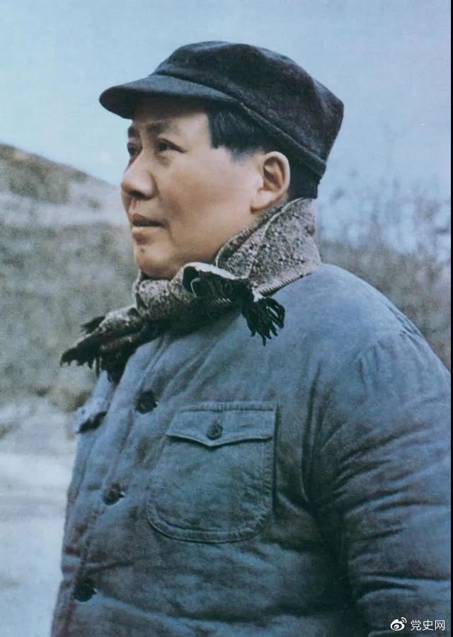 　　1947年3月18日，中共中央機關主動撤離延安。毛澤東和周恩來、任弼時等繼續(xù)留在陜北，指揮全國人民解放戰(zhàn)爭。這是轉戰(zhàn)陜北前夕的毛澤東。