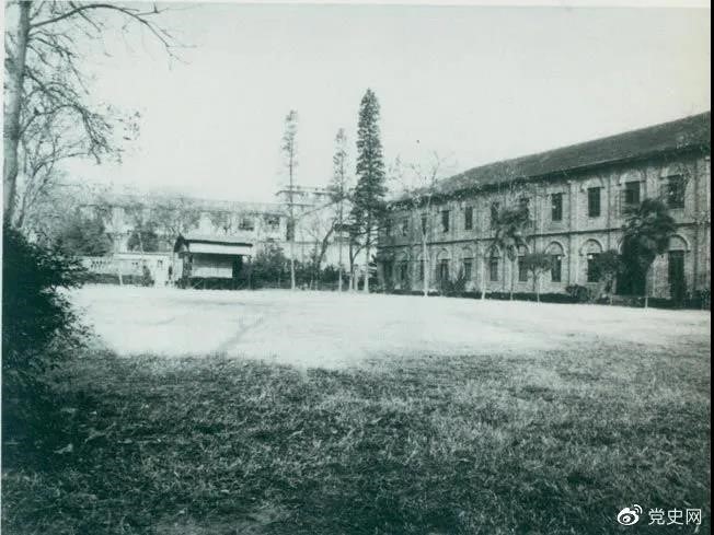 　　1927年3月18日，毛澤東出席在武昌舉行的河南武裝農民代表大會，并作湖南農運狀況報告。圖為大會會場——武昌農講所大操場。