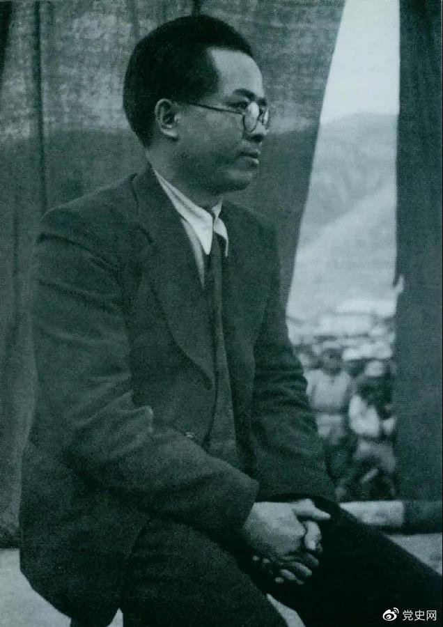 1940年3月26日，任弼時(shí)結(jié)束中共駐共產(chǎn)國際代表的工作回到延安。圖為他在歡迎大會(huì)上