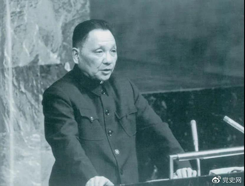 1974年4月10日，鄧小平在聯(lián)合國大會第六屆特別會議上發(fā)言。
