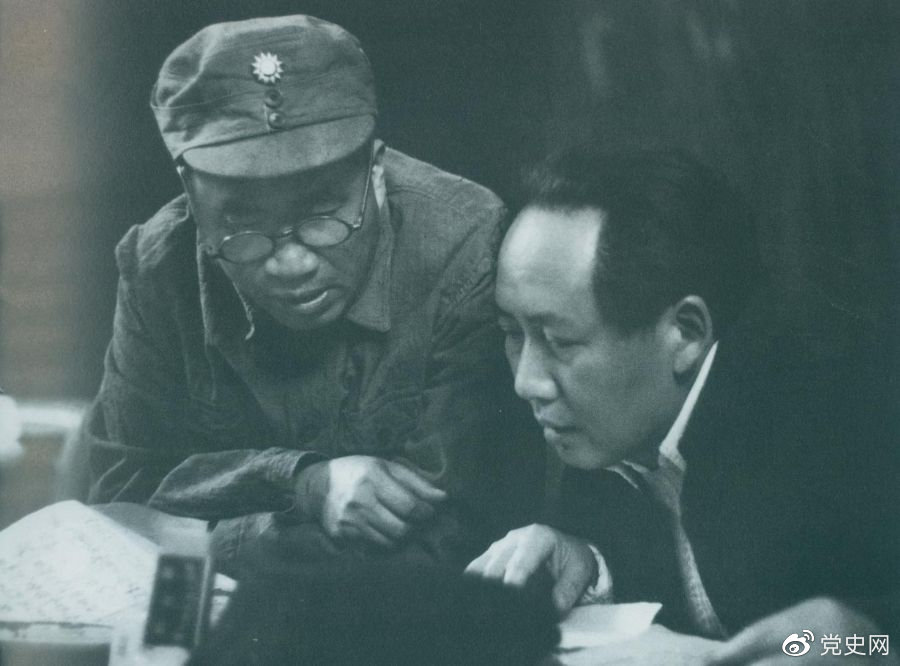 1945年4月，毛澤東和朱德在中國共產黨第七次全國代表大會上。