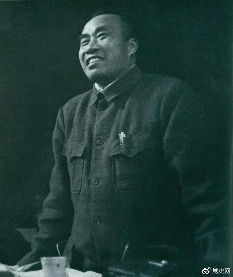 1945年4月25日，朱德在中國共產(chǎn)黨第七次全國代表大會上作題為《論解放區(qū)戰(zhàn)場》的軍事報告。