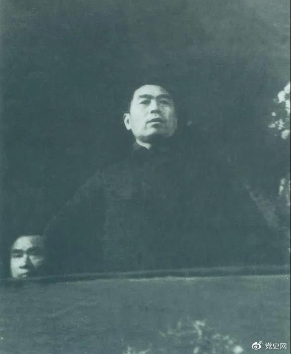 圖為周恩來在中國共產(chǎn)黨第七次全國代表大會(huì)上發(fā)言。