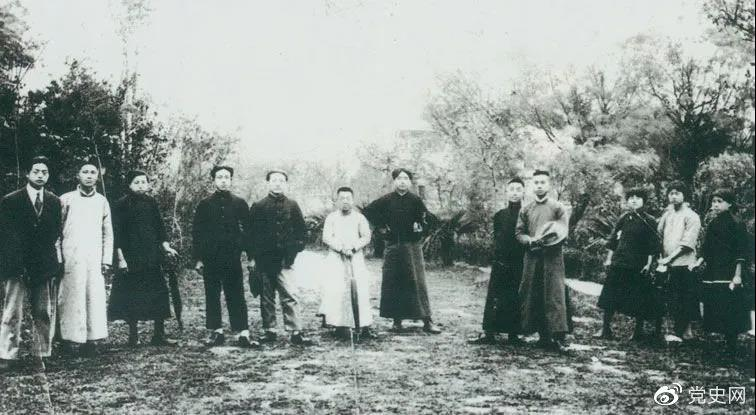 1920年5月8日，新民學(xué)會(huì)部分會(huì)員在上海半淞園合影。左七為毛澤東。