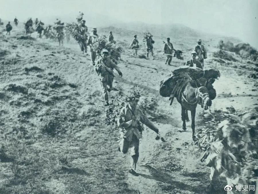 圖為1947年5月在孟良崮戰(zhàn)役中，華東野戰(zhàn)軍向孟良崮挺進。