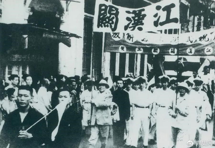 1949年5月17日，第四野戰(zhàn)軍解放武漢。圖為武漢人民歡慶解放。