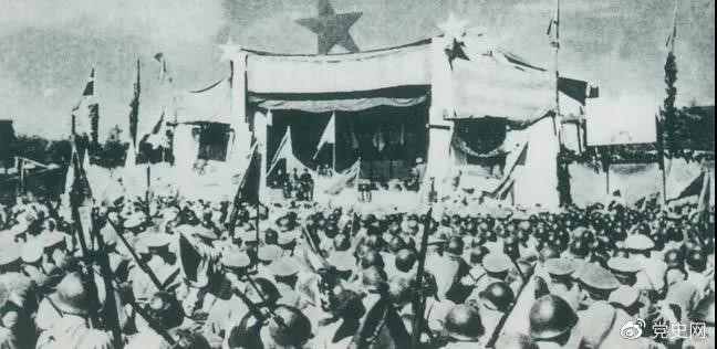 1950年5月19日，人民解放軍解放舟山群島。圖為舟山軍民舉行慶祝解放大會。