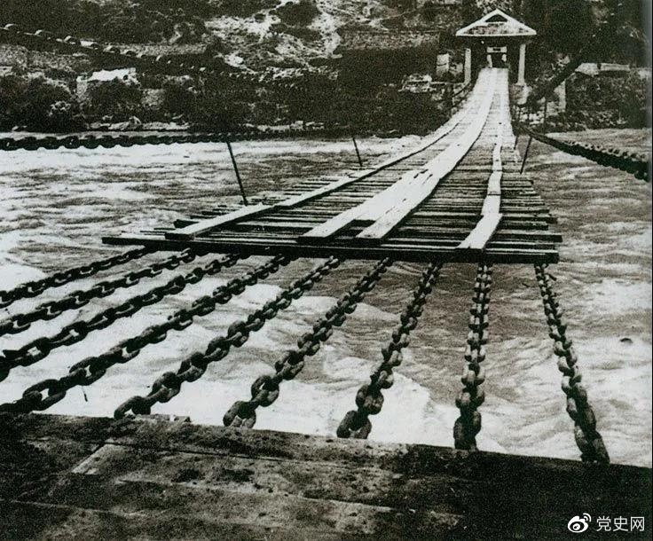 　　1935年5月29日，中央紅軍左縱隊先頭部隊在瀘定橋西頭發(fā)起奪橋戰(zhàn)斗，勝利搶占大橋。圖為瀘定橋。