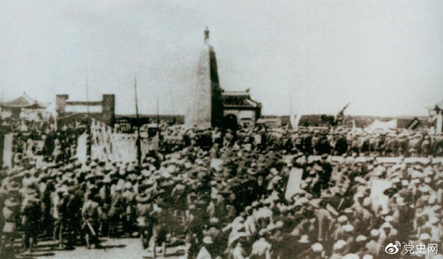 　　1931年6月，紅七軍到達中央革命根據(jù)地江西興國縣，編入彭德懷率領的紅三軍團。圖為當時會師的情形。