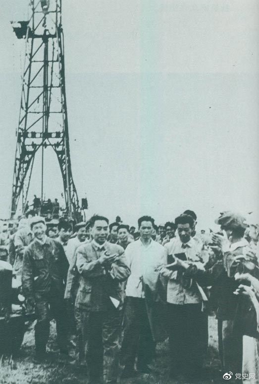 1962年6月，周恩來到大慶視察，這是在1202鉆井隊(duì)現(xiàn)場(chǎng)參觀。 