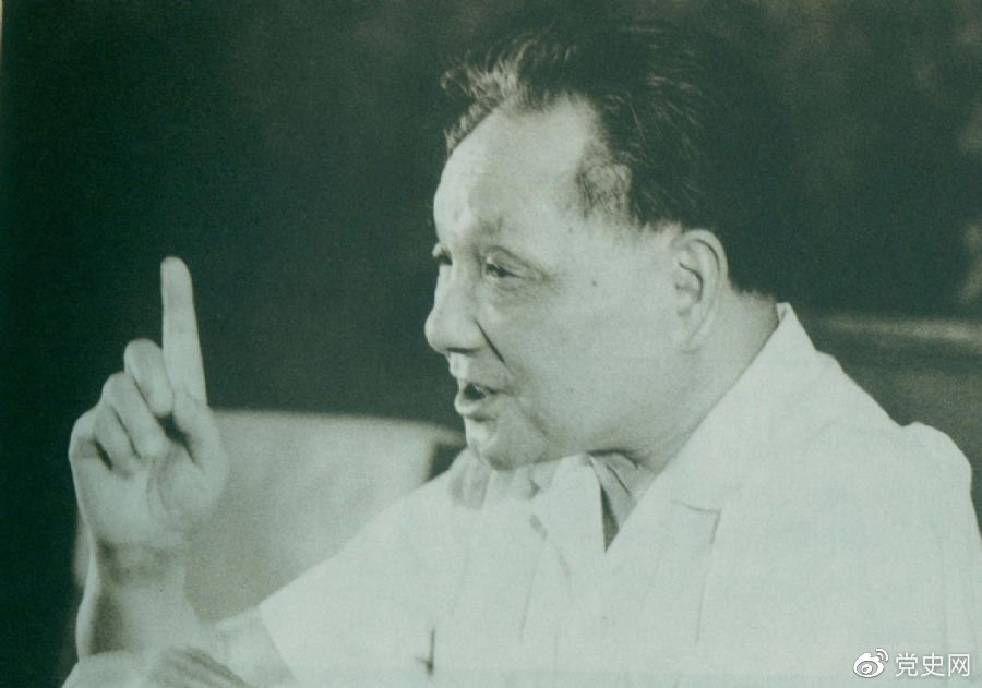 　　1981年6月27日，中共十一屆六中全會通過《關(guān)于建國以來黨的若干歷史問題的決議》。圖為鄧小平在閉幕會上發(fā)表講話。