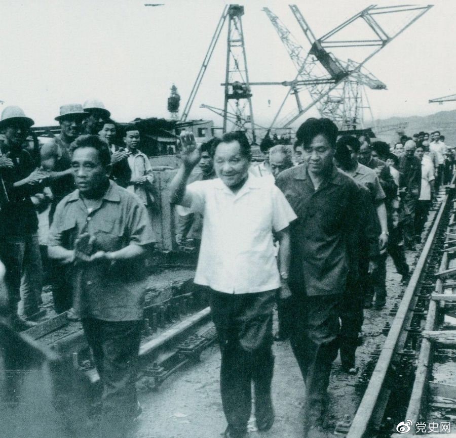 1980年7月12日，鄧小平到葛洲壩水利樞紐工程視察。