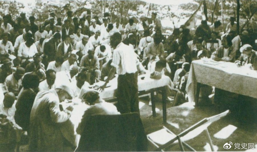 1947年7月17日至9月13日，全國土地會(huì)議在河北西柏坡召開。劉少奇主持會(huì)議并在會(huì)上作報(bào)告。