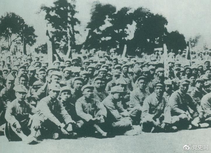盧溝橋事變后的第11天，1937年7月18日，延安召開群眾大會(huì)，毛澤東發(fā)表演說。據(jù)當(dāng)時(shí)報(bào)載：“演詞激昂，聽眾均摩拳擦掌，熱血沸騰，愿赴抗日戰(zhàn)場(chǎng)，與日寇決一死戰(zhàn)?！?/></p><p>盧溝橋事變后的第11天，1937年7月18日，延安召開群眾大會(huì)，毛澤東發(fā)表演說。據(jù)當(dāng)時(shí)報(bào)載：“演詞激昂，聽眾均摩拳擦掌，熱血沸騰，愿赴抗日戰(zhàn)場(chǎng)，與日寇決一死戰(zhàn)?！?/p><p><br/></p><p>轉(zhuǎn)載：共產(chǎn)黨員網(wǎng)</p>
							
							</div><!-- article-con -->






		<div   id=