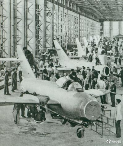 1956年7月19日，國產(chǎn)第一架噴氣式戰(zhàn)斗機在沈陽首次試飛成功，標志著中國具備了獨立研制空軍武器裝備的能力。圖為國產(chǎn)第一批噴氣式飛機即將出廠。