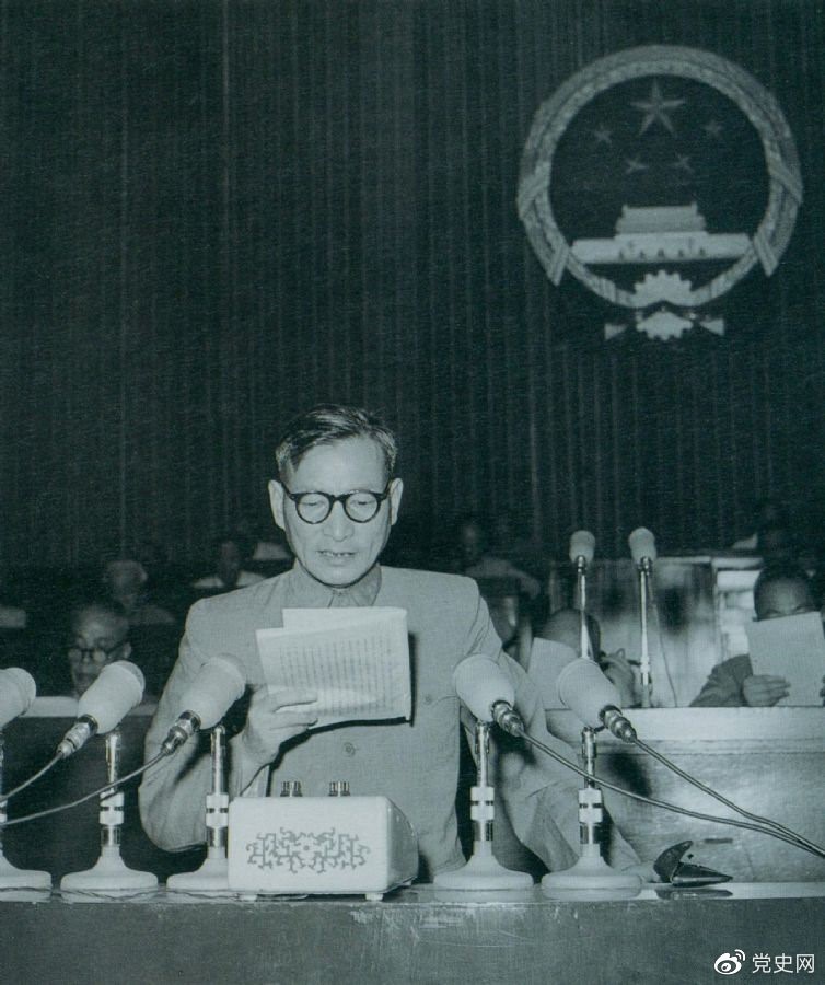 1955年7月，陳云在一屆全國人大二次會議上作堅持和改進(jìn)糧食統(tǒng)購統(tǒng)銷工作的報告。