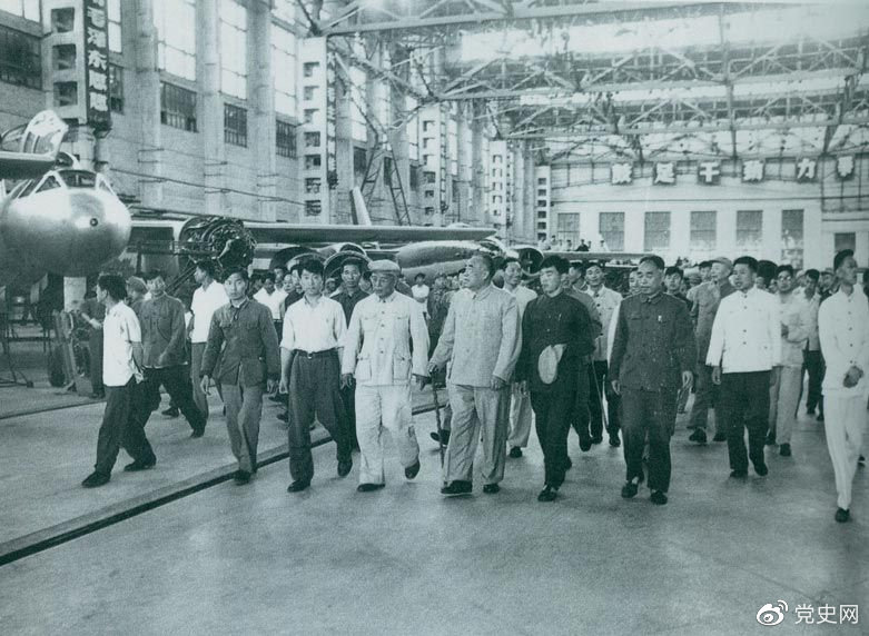1964年7月31日，朱德視察哈爾濱飛機(jī)制造廠。