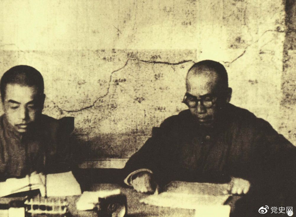 1945年8月，彭德懷任中央軍委副主席兼總參謀長，協(xié)助毛澤東、朱德指揮對(duì)日軍的大反攻。圖為朱德和彭德懷在延安。