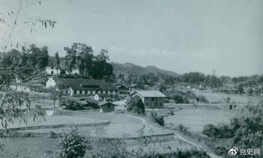 1934年8月，任弼時等率紅六軍團(tuán)9700余人，從橫石和新江口出發(fā)，開始西征。圖為江西遂川縣橫石。