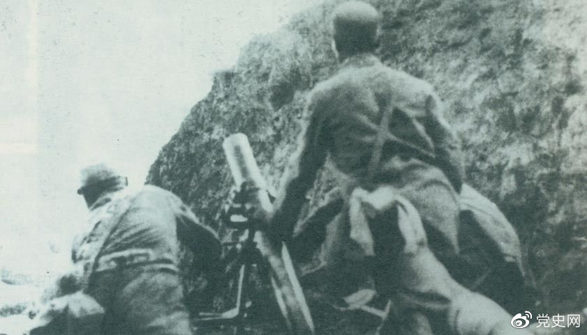 1940年8月，八路軍在總司令朱德、副總司令彭德懷的指揮下，向華北敵占交通線和各據(jù)點(diǎn)發(fā)動(dòng)了大規(guī)模進(jìn)攻戰(zhàn)役，即“百團(tuán)大戰(zhàn)”。
