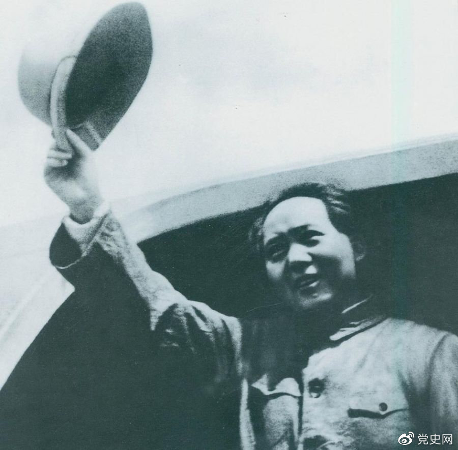 1945年8月28日，毛澤東飛赴重慶時(shí)，向前來(lái)歡送的延安軍民揮手告別。