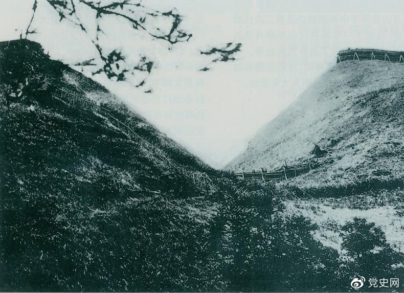 井岡山黃洋界哨口。1928年8月30日，紅軍以不足一個(gè)營(yíng)的兵力，在這里擊退湘贛敵軍的進(jìn)攻，取得黃洋界保衛(wèi)戰(zhàn)的勝利。至11月，紅軍又打破了兩省敵軍對(duì)井岡山根據(jù)地的第二次“會(huì)剿”。