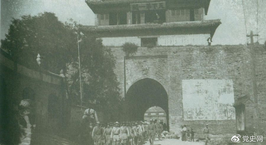 1945年8月下旬，八路軍解放山海關(guān)。