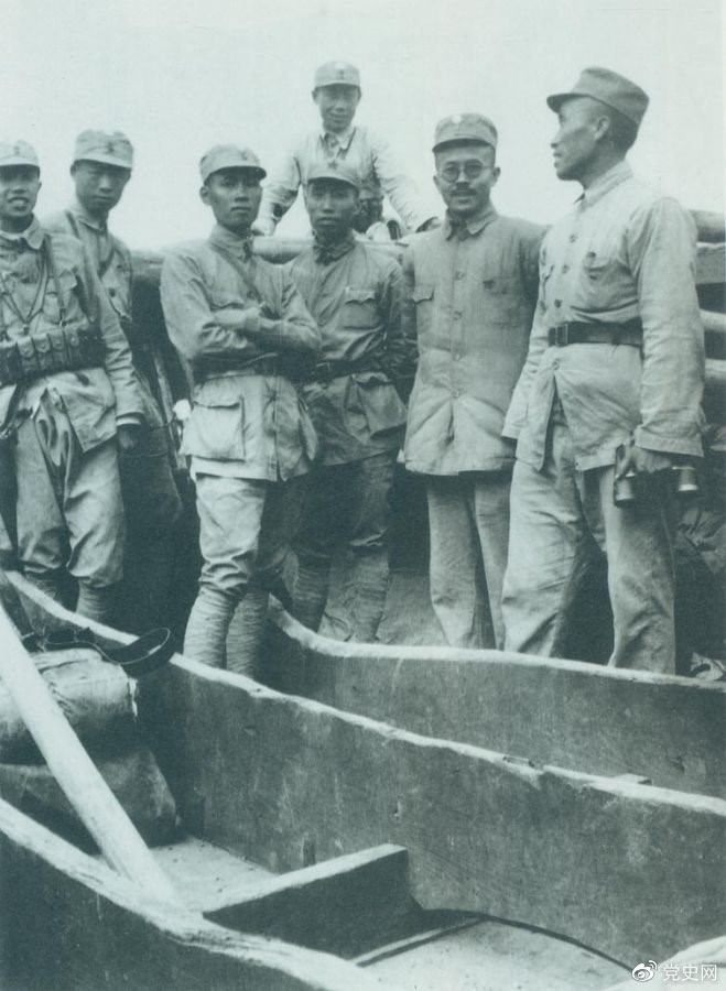 1937年9月，八路軍部分領(lǐng)導(dǎo)人率部東渡黃河，開赴抗日前線。圖為渡船上的八路軍領(lǐng)導(dǎo)人，前排右起：朱德、任弼時、左權(quán)。