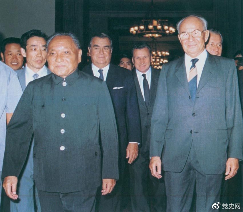 1988年9月5日，鄧小平在會見捷克斯洛伐克總統(tǒng)胡薩克時提出科學(xué)技術(shù)是第一生產(chǎn)力。